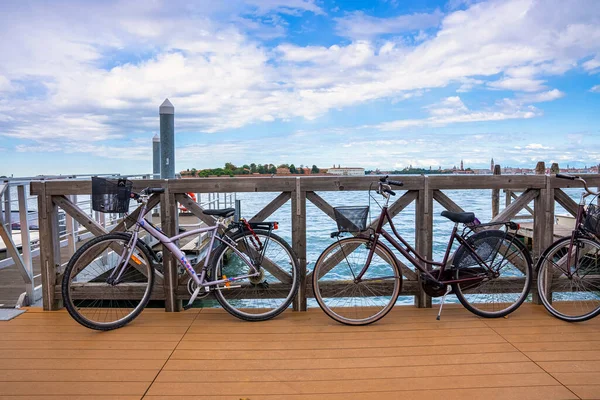 Rowery zaparkowane na drewnianym moście nad morzem — Zdjęcie stockowe