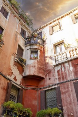 Bulutlu gökyüzüne karşı eski yerleşim yerinin alçak açılı görüntüsü