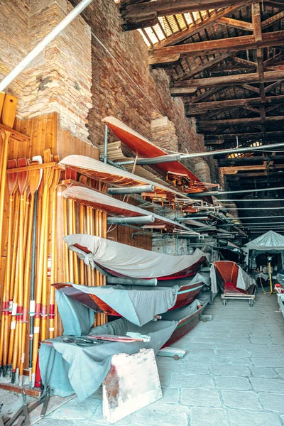 Usine traditionnelle de gondole en bois avec rames et bateaux — Photo