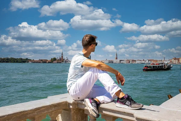 Hermosa vista turística admirando desde el terraplén del mar vallado — Foto de Stock