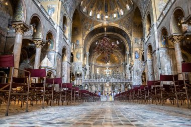 Turistler Saint Mark Katedral Bazilikası 'nın iç dekoruna hayran kaldılar.