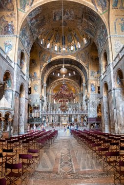 Turistler Saint Mark Katedral Bazilikası 'nın iç dekoruna hayran kaldılar.