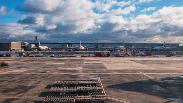 Piękny widok upływu czasu z lotniska w Europie — Wideo stockowe