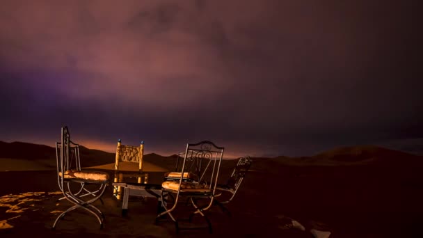 Hermosas vistas del desierto bajo el cielo estrellado nocturno. — Vídeos de Stock