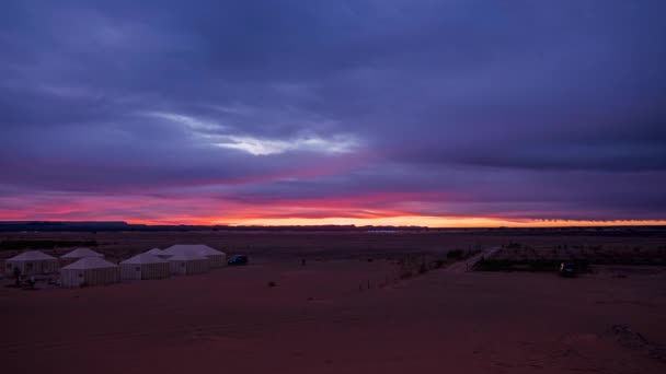 Zeitraffer-Ansichten des Sonnenaufgangs in der Sahara unter dem Nachthimmel. — Stockvideo