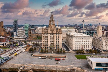 İngiltere 'nin Liverpool kentindeki Royal Liver Binası' nın güzel günbatımında havadan yakın çekim..