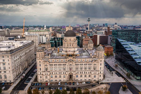 Fecho aéreo da torre do Edifício Real do Fígado em Liverpool — Fotografia de Stock