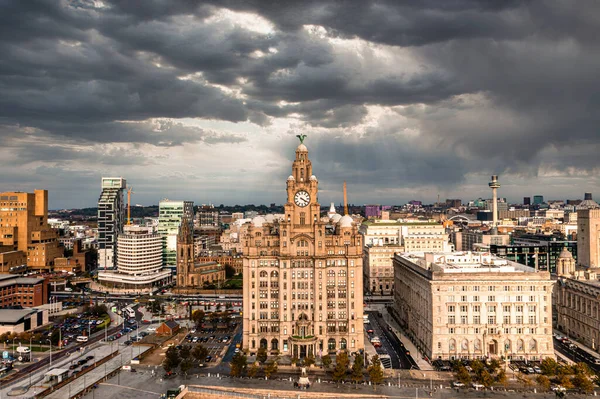 Fecho aéreo da torre do Edifício Real do Fígado em Liverpool — Fotografia de Stock