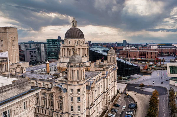 Fecho aéreo da torre do Edifício Real do Fígado em Liverpool — Fotografia de Stock