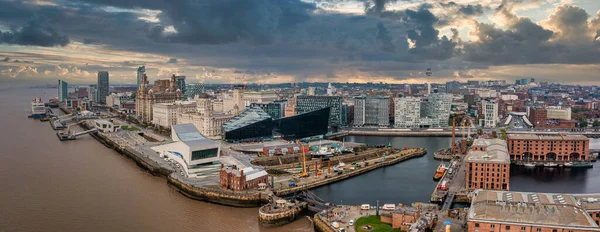 Beautiful panorama of Liverpool waterfront in the sunset. — Stock Photo, Image