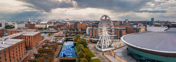 Vista aérea da Liverpool Wheel e da Echo Arena em Liverpool, Reino Unido. — Fotografia de Stock