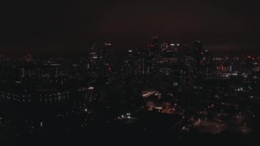 Uçan kuşlar ünlü Canary Wharf gökdelen kompleksine bakıyor.