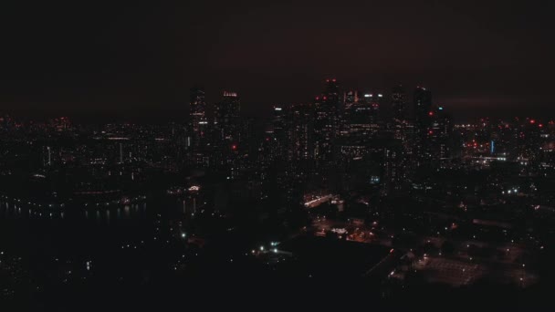Vista aérea de aves del famoso complejo de rascacielos Canary Wharf — Vídeo de stock
