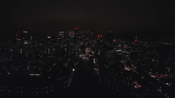Aviões aéreos vista para os olhos do famoso complexo de arranha-céus Canary Wharf — Vídeo de Stock