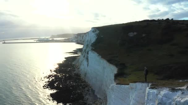 Luchtfoto van de witte kliffen van Dover die naar continentaal Europa gericht zijn — Stockvideo
