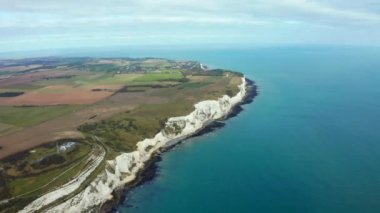 Avrupa kıtasına bakan Dover 'in Beyaz Uçurumları' nın havadan görünüşü
