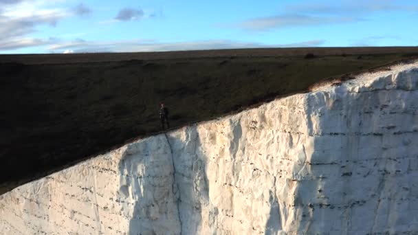 Vista aérea das falésias brancas de Dover, viradas para a Europa continental — Vídeo de Stock