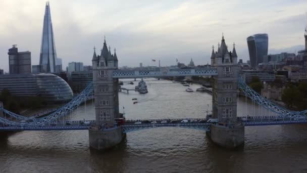 Vue aérienne panoramique du London Tower Bridge et de la Tamise — Video