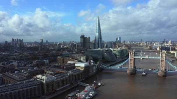 Flygfoto panoramautsikt över London Tower Bridge och floden Thames — Stockvideo