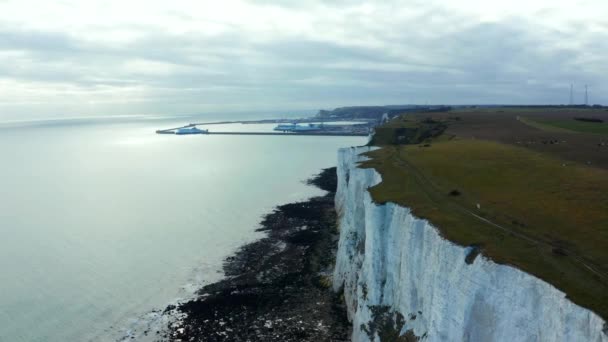 Letecký pohled na Bílé útesy v Doveru, které směřují do kontinentální Evropy — Stock video
