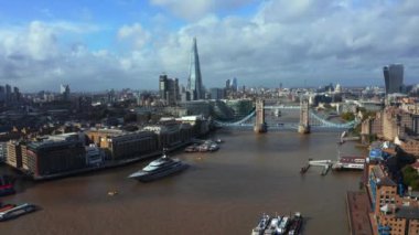 Londra Kule Köprüsü ve Thames Nehri 'nin panoramik şehir manzarası