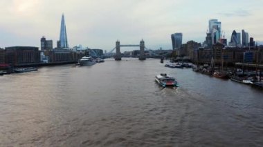 Londra Kule Köprüsü ve Thames Nehri 'nin panoramik şehir manzarası
