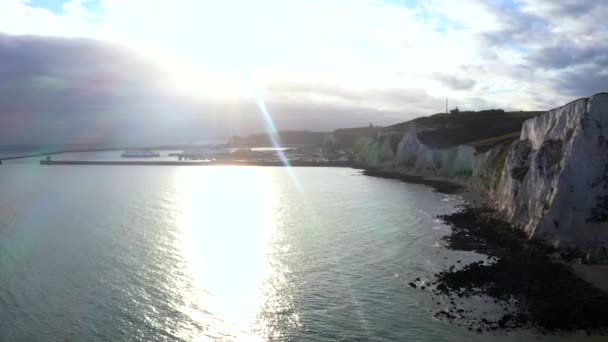Vue aérienne des falaises blanches de Douvres vers l'Europe continentale — Video