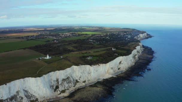 Flybilde av de hvite klippene ved Dover som vender mot det kontinentale Europa – stockvideo