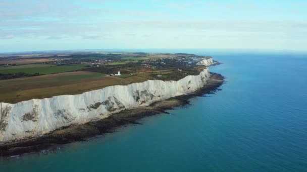 Vista aérea de los acantilados blancos de Dover que miran hacia Europa continental — Vídeo de stock