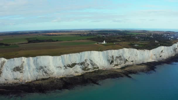 Vista aérea de los acantilados blancos de Dover que miran hacia Europa continental — Vídeo de stock