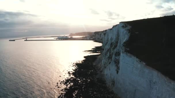 Vista aérea de los acantilados blancos de Dover que miran hacia Europa continental — Vídeo de stock