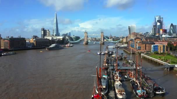 Vista panorámica aérea del Puente de la Torre de Londres y el río Támesis — Vídeos de Stock