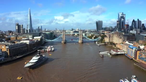 Légi panoráma városkép kilátás London Tower Bridge és a Temze folyó — Stock videók