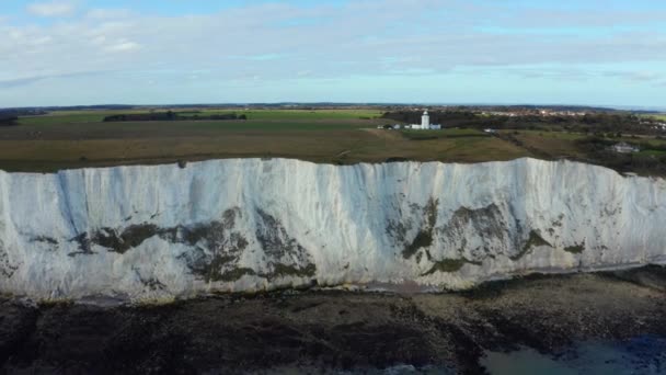 Luchtfoto van de witte kliffen van Dover die naar continentaal Europa gericht zijn — Stockvideo