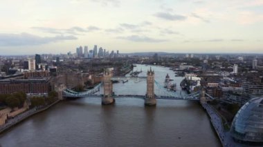 Londra Kule Köprüsü ve Thames Nehri 'nin panoramik şehir manzarası