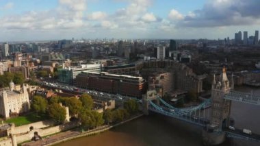 Londra Kule Köprüsü ve Thames Nehri 'nin panoramik şehir manzarası