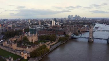 Londra Kule Köprüsü ve Thames Nehri 'nin panoramik şehir manzarası