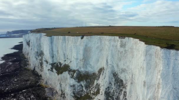 Avrupa kıtasına bakan Dover 'in Beyaz Uçurumları' nın havadan görünüşü — Stok video