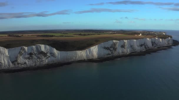 Vista aérea das falésias brancas de Dover, viradas para a Europa continental — Vídeo de Stock