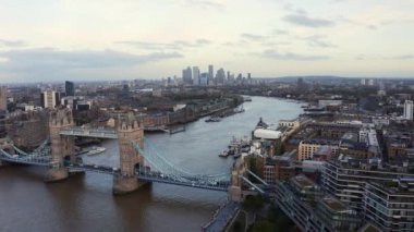 Londra Kule Köprüsü ve Thames Nehri 'nin panoramik şehir manzarası