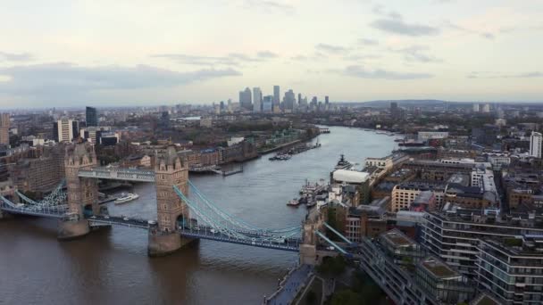 Αεροφωτογραφία με πανοραμική θέα στο τοπίο της γέφυρας του Πύργου του Λονδίνου και του ποταμού Τάμεση — Αρχείο Βίντεο