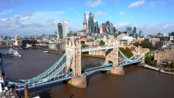 Letecký panoramatický výhled na Londýnský Tower Bridge a řeku Temži