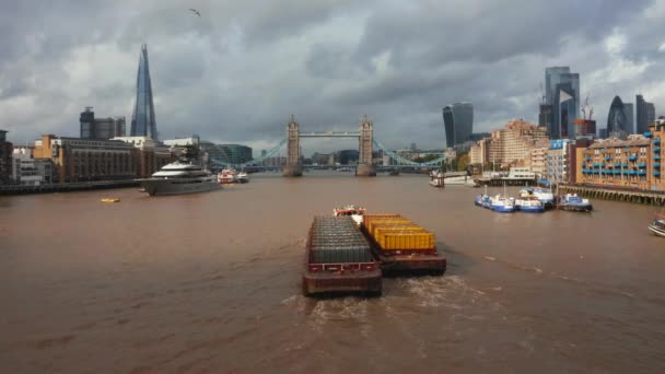 Thames Nehri konteynır gemisinin üzerinden Tower Köprüsü 'nün önünde uçuyor. — Stok video