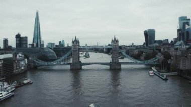Londra Kule Köprüsü ve Thames Nehri 'nin panoramik şehir manzarası