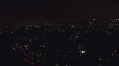 Uçan kuşlar ünlü Canary Wharf gökdelen kompleksine bakıyor.