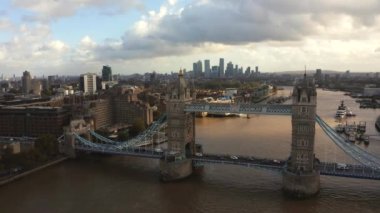 Londra Kule Köprüsü ve Thames Nehri 'nin panoramik şehir manzarası