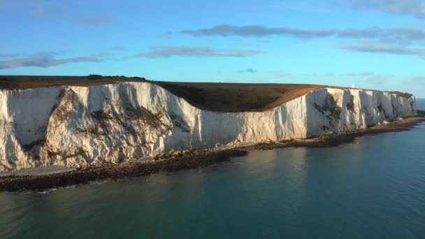 Veduta aerea delle bianche scogliere di Dover che si affacciano verso l'Europa continentale — Video Stock