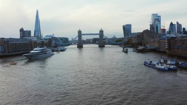 Letecký panoramatický výhled na Londýnský Tower Bridge a řeku Temži — Stock video
