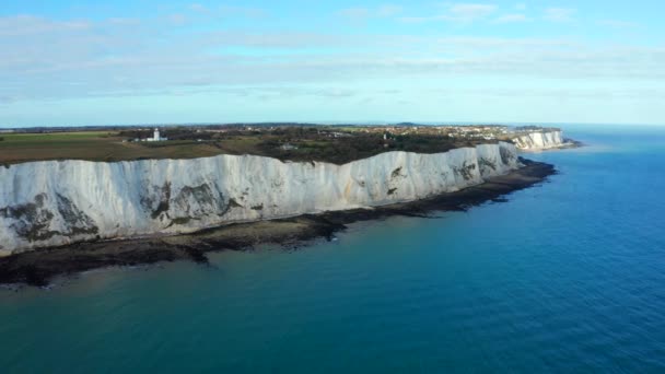 Vista aérea das falésias brancas de Dover, viradas para a Europa continental — Vídeo de Stock