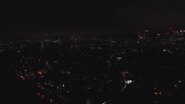 Aviões aéreos vista para os olhos do famoso complexo de arranha-céus Canary Wharf — Vídeo de Stock